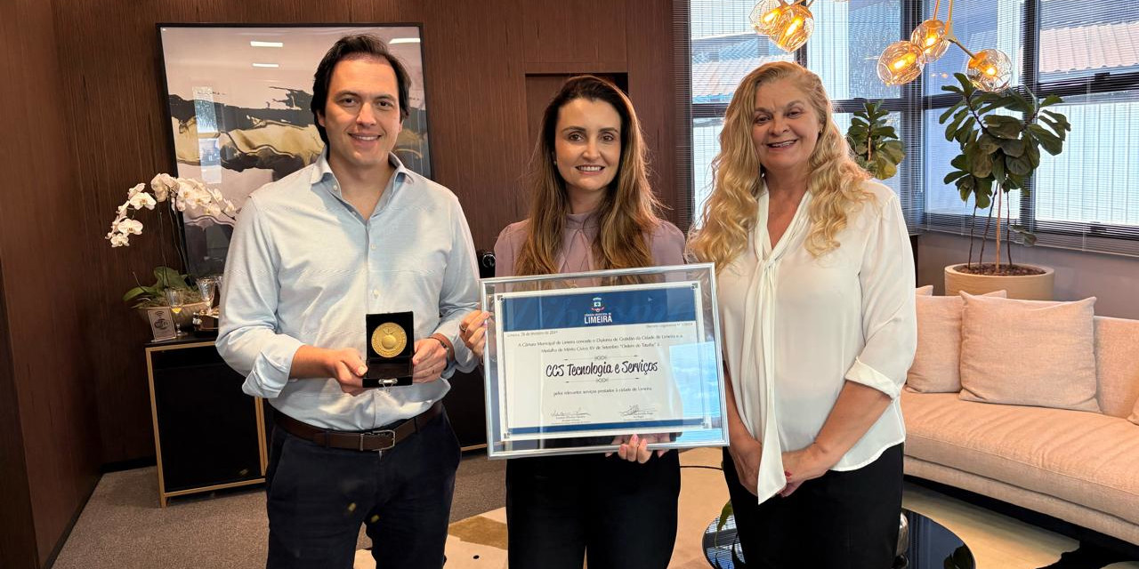 Lu Bogo faz entrega de homenagem à CCS Tecnologia e Serviços