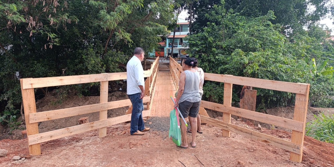 Helder do Táxi fiscaliza obras da nova passarela que liga duas vias no Parque Hipólito