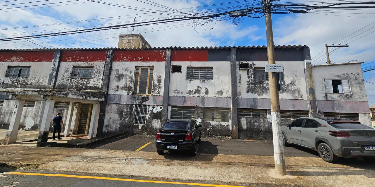 Segundo moradores, o imóvel está sem uso e gera reclamações de acúmulo de sujeira e presença de ratos e pombos