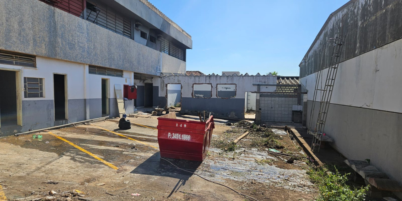 Prefeitura realiza limpeza no prédio da antiga Companhia da Polícia Militar após pedido de Felipe Penedo
