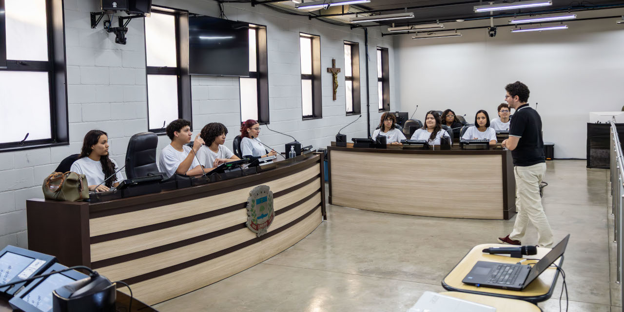 Câmara Municipal recebe alunos do Gavia em visita guiada