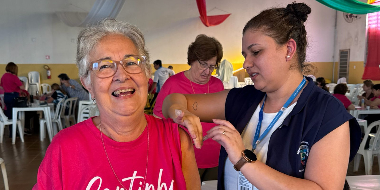 Após esclarecimentos de dúvidas, idosos também tomaram a vacina contra a gripe