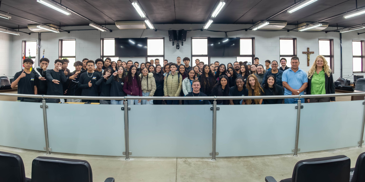 Alunos de E.E Alberto Fierz de Cosmópolis participam de visita guiada à Câmara Municipal