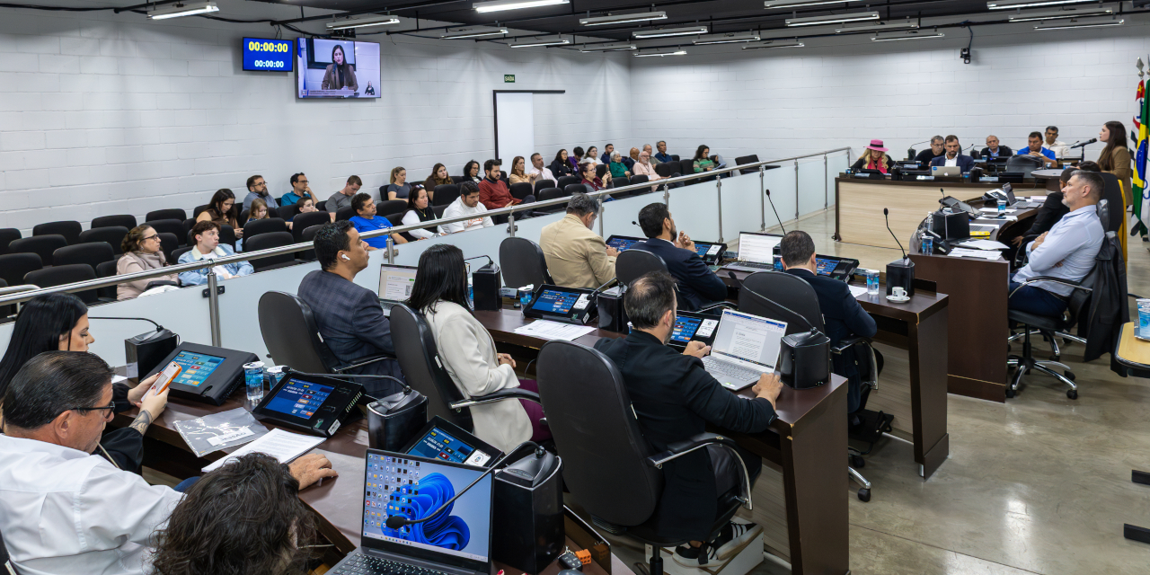 Câmara aprova três projetos e 32 moções, além de encaminhar 18 requerimentos à Prefeitura