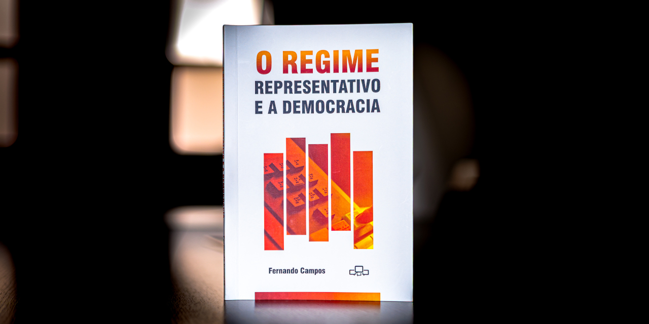 Fernando Campos falou sobre a obra durante Tribuna Livre na sessão; textos refletem temas como representação política e participação cidadã