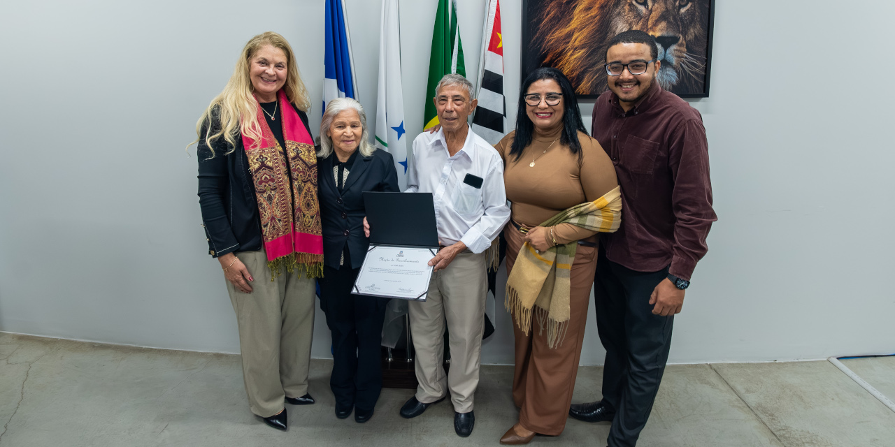 Lu Bogo homenageia Hoth Buffet com moção de reconhecimento durante sessão da Câmara