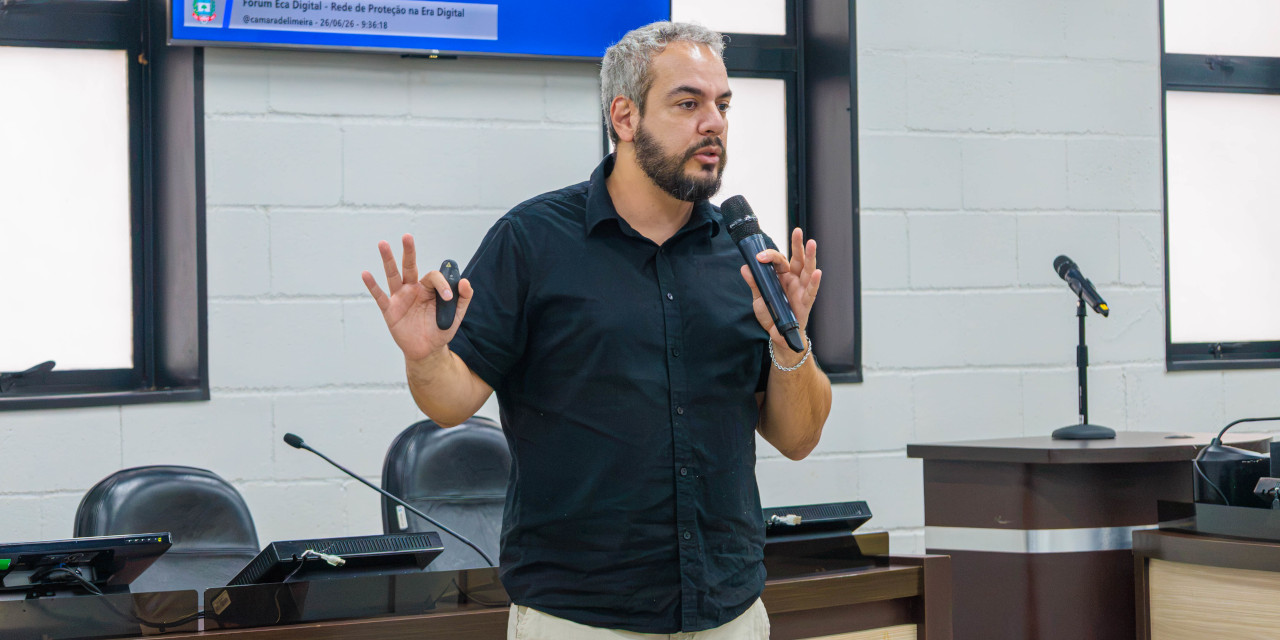 O primeiro painel foi ministrado pelo historiador, educador social e mestre em Educação, Daniel Elias de Carvalho
