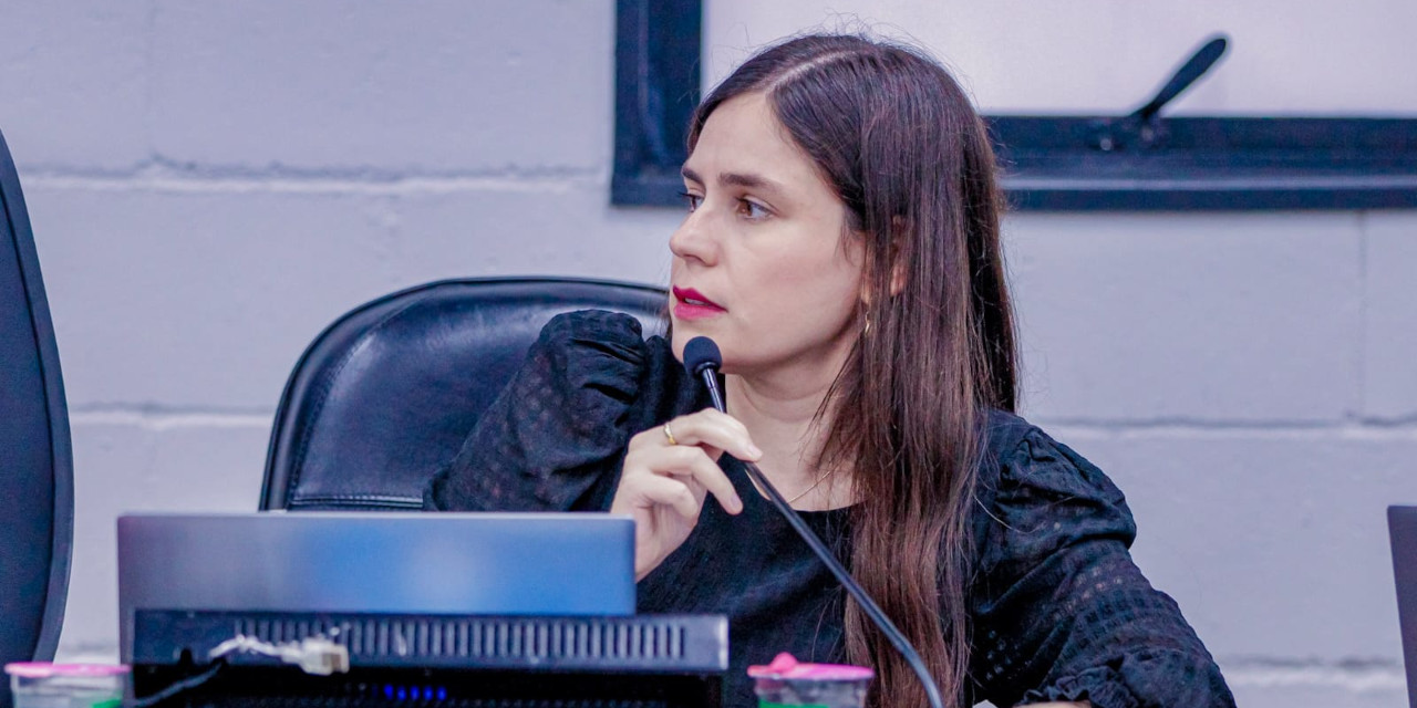 Tatiane Lopes cobra informações sobre atendimento a cães com cinomose e pede reforço das ações de combate à doença
