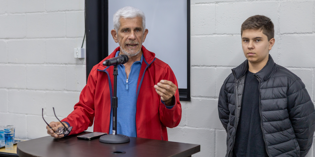Celso Antônio Ruy discursa acerca da importância da reciclagem de resíduos sólidos