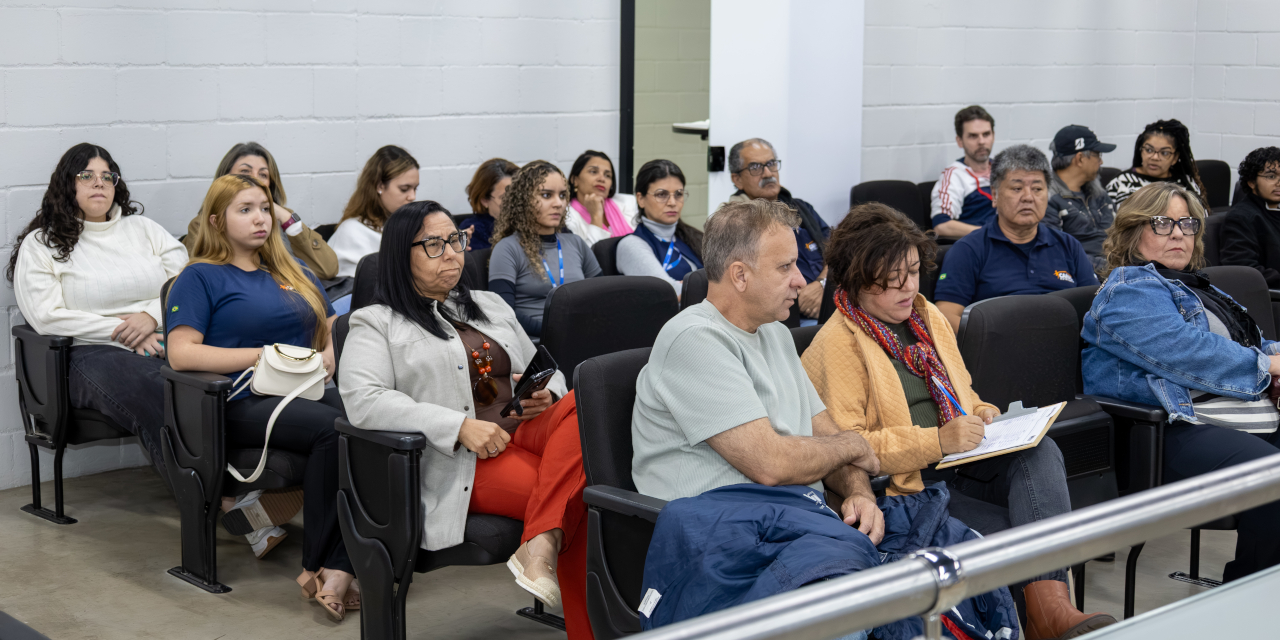 Evento contou com representantes de setores educacionais, autoridades da cidade e do estado