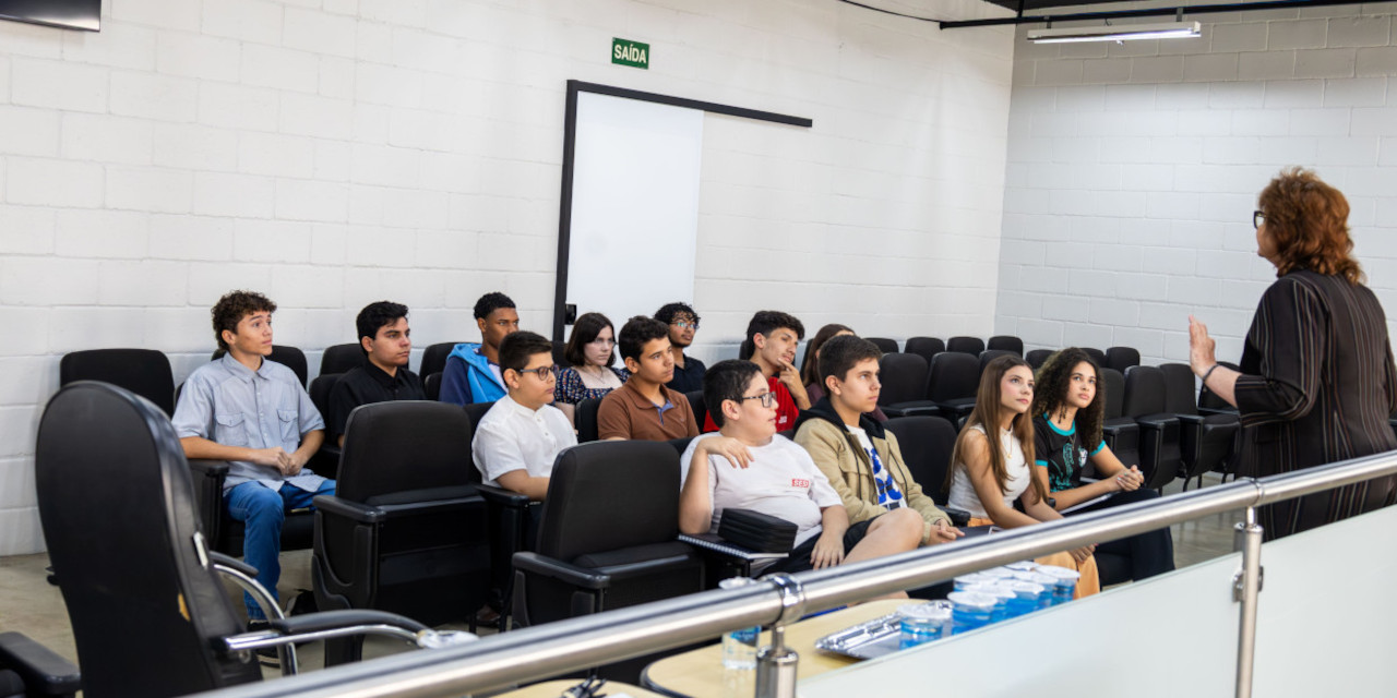 Vereadores Juniores participam de curso de Oratória e Comunicação na Câmara