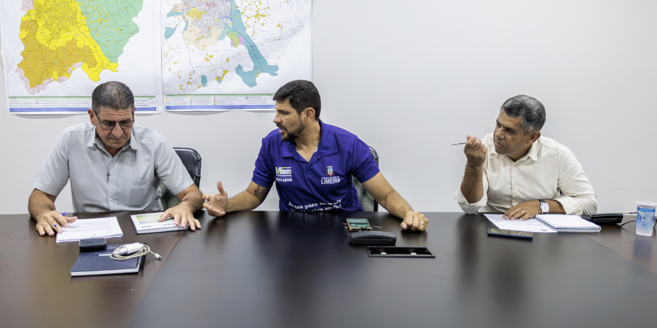 Com informações de que máquinas estão paradas no pátio da Prefeitura, Comissão de Obras vai vistoriar local