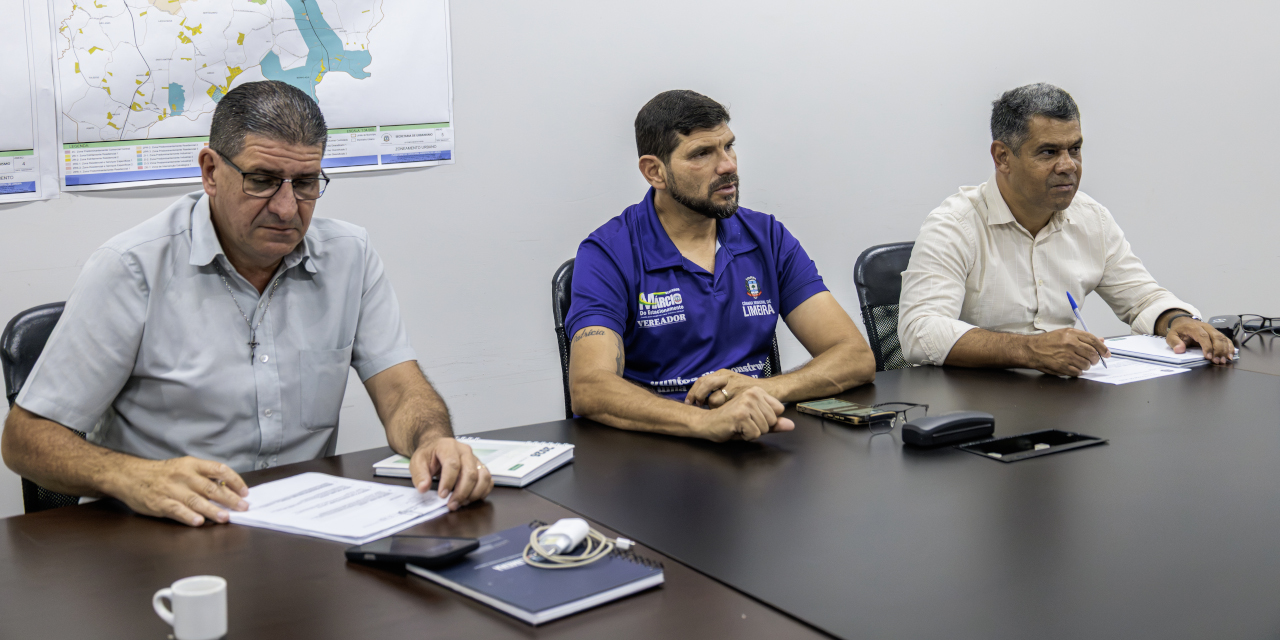 Equipamentos são usados para realizar manutenções em estradas rurais da cidade