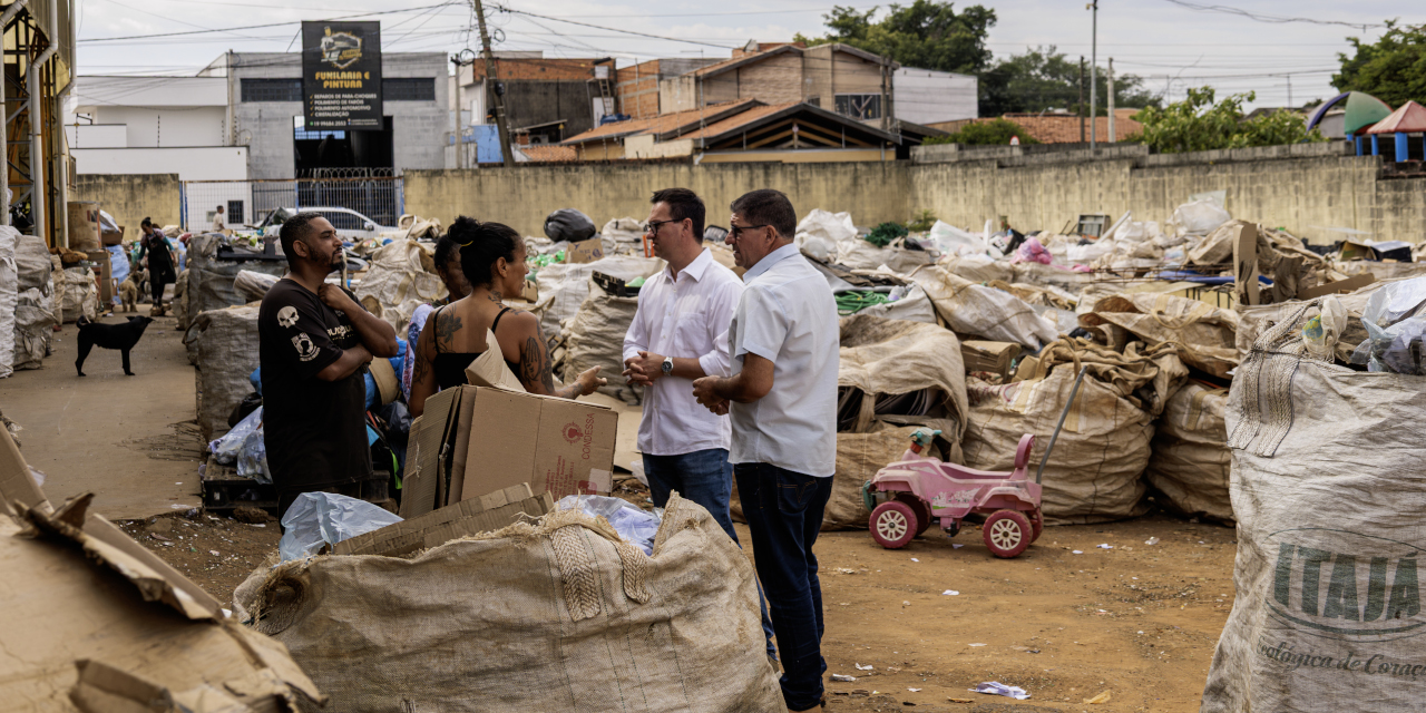 Comissão de Meio Ambiente visita cooperativa de reciclagem e Banco de Materiais