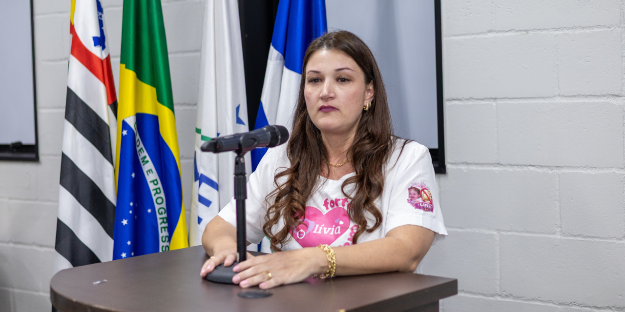 A educadora e mãe, Juliana Bueno defendeu a bandeira 