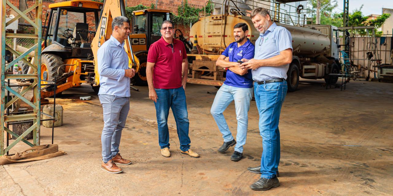 Comissão de Obras visita pátio da Prefeitura para fiscalizar maquinário parado