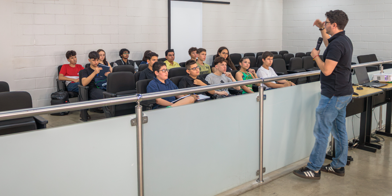 Atividade apresenta aos jovens parlamentares as atribuições do vereador e o funcionamento da Câmara